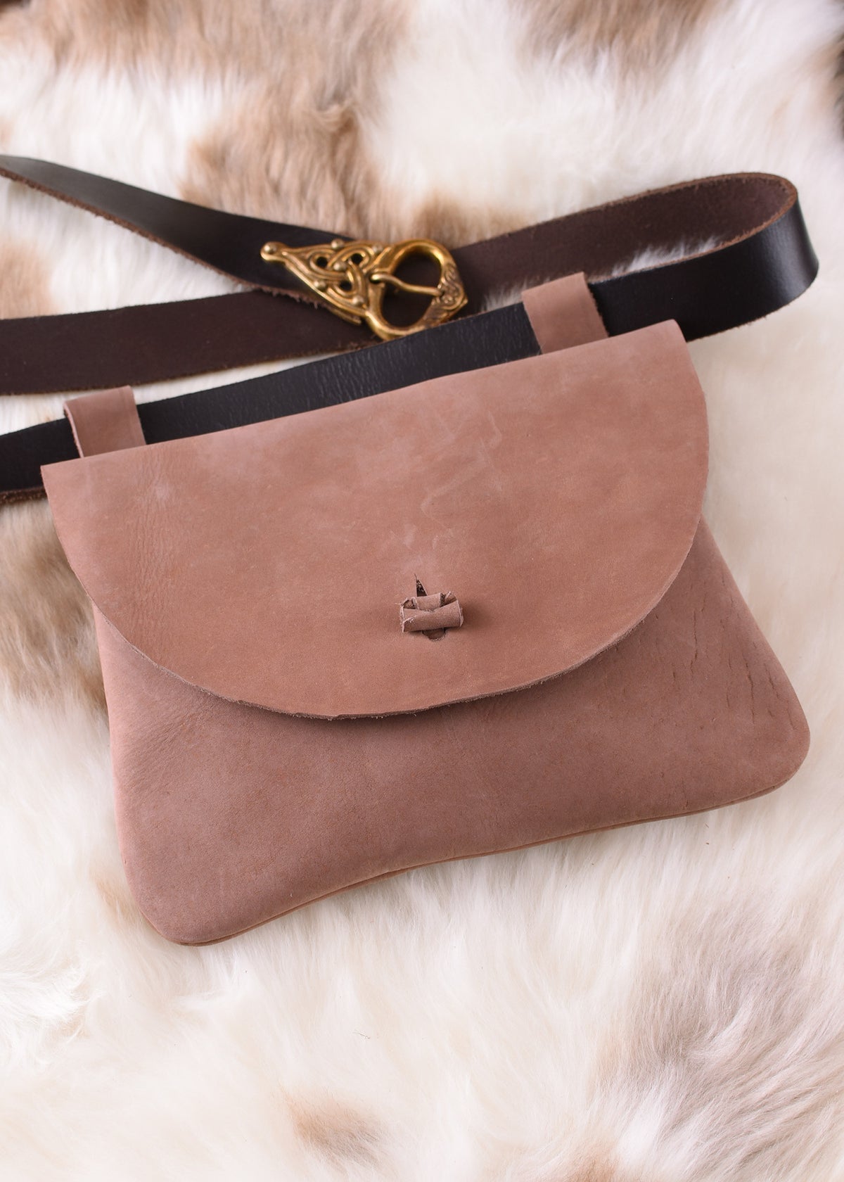 Bolso de piel con trabillas para cinturón, forma cuadrada