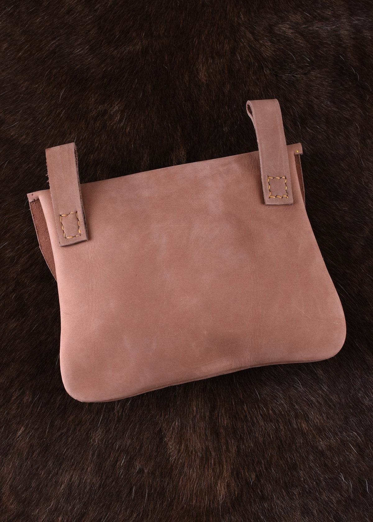 Bolso de piel con trabillas para cinturón, forma cuadrada