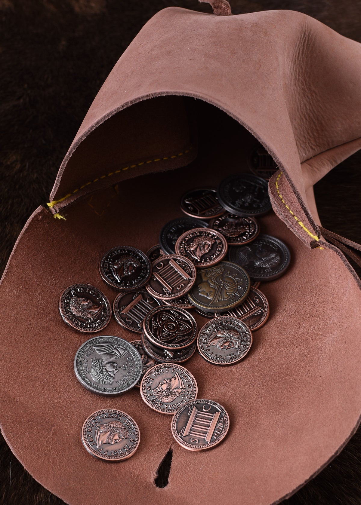 Bolso de piel con trabillas para cinturón, forma cuadrada