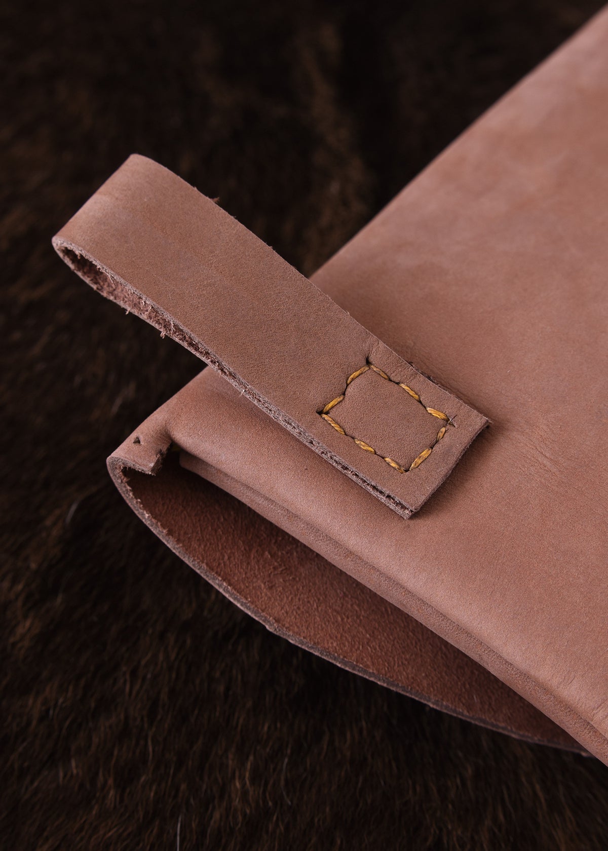 Bolso de piel con trabillas para cinturón, forma cuadrada