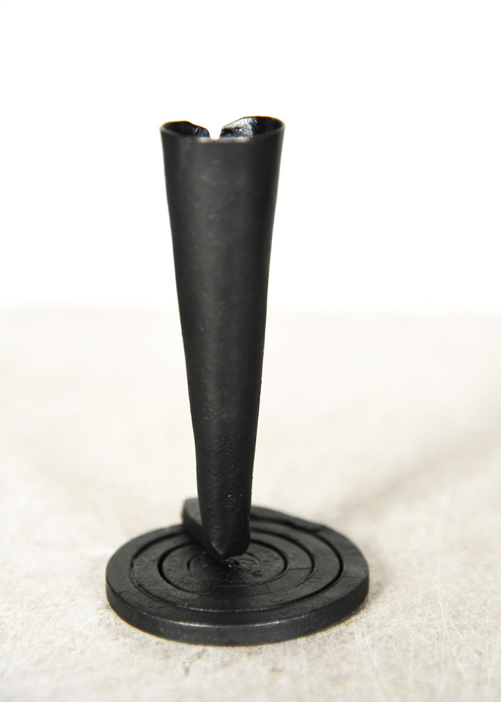 Candelabro forjado a mano con base en espiral