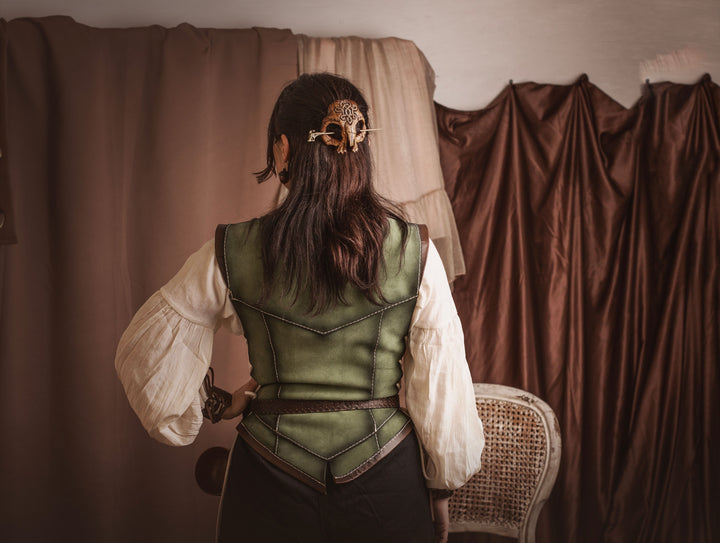 Cuera medieval corta verde en piel de serraje, mujer